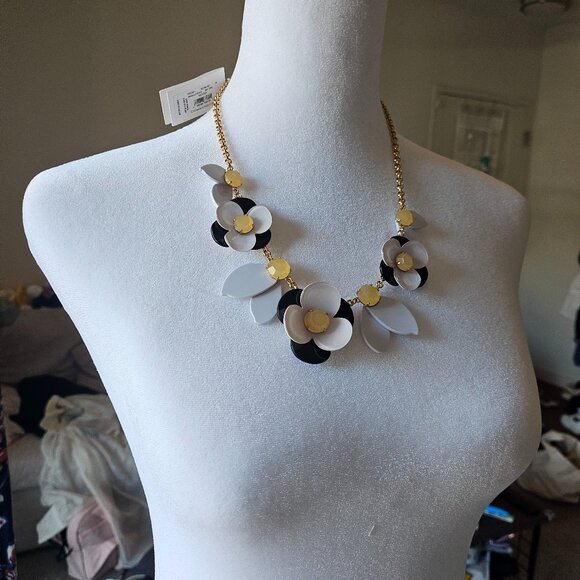 KATE SPADE NEW YORK Pick a Posy Rose Quartz Flower Statement Necklace NWT - Picture 2 of 4